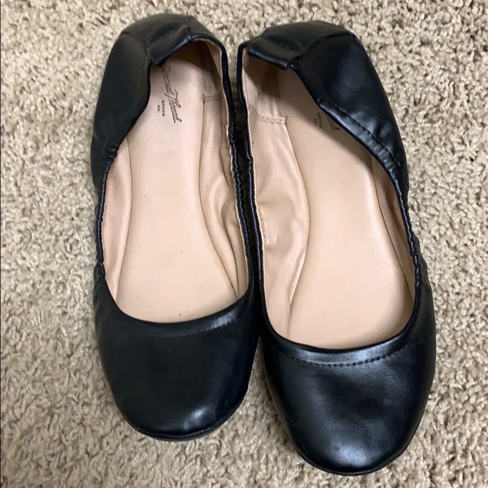 Black flat shoes